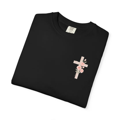 T-shirt unisexe teint en pièce avec croix florale | Tenue décontractée, tenue du quotidien, cadeau pour elle, haut d'été, vêtement spirituel
