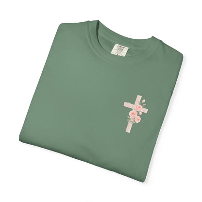 T-shirt unisexe teint en pièce avec croix florale | Tenue décontractée, tenue du quotidien, cadeau pour elle, haut d'été, vêtement spirituel