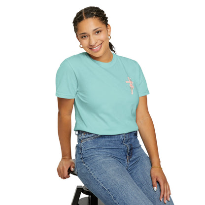 T-shirt unisexe teint en pièce avec croix florale | Tenue décontractée, tenue du quotidien, cadeau pour elle, haut d'été, vêtement spirituel