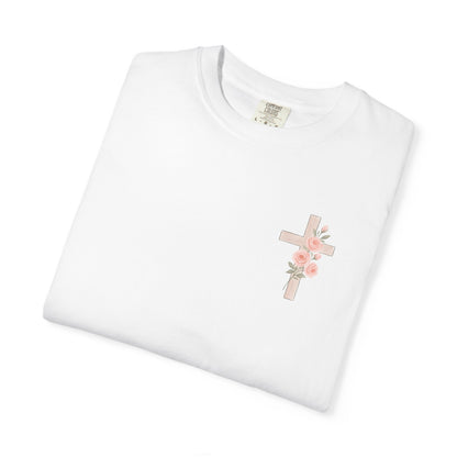 T-shirt unisexe teint en pièce avec croix florale | Tenue décontractée, tenue du quotidien, cadeau pour elle, haut d'été, vêtement spirituel