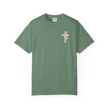 T-shirt unisexe teint en pièce avec croix florale | Tenue décontractée, tenue du quotidien, cadeau pour elle, haut d'été, vêtement spirituel