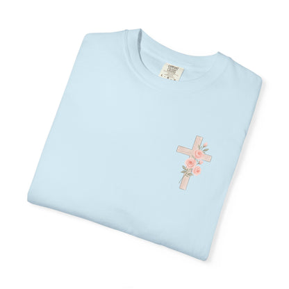 T-shirt unisexe teint en pièce avec croix florale | Tenue décontractée, tenue du quotidien, cadeau pour elle, haut d'été, vêtement spirituel