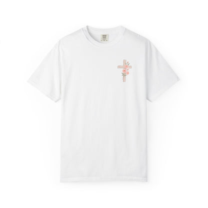 T-shirt unisexe teint en pièce avec croix florale | Tenue décontractée, tenue du quotidien, cadeau pour elle, haut d'été, vêtement spirituel