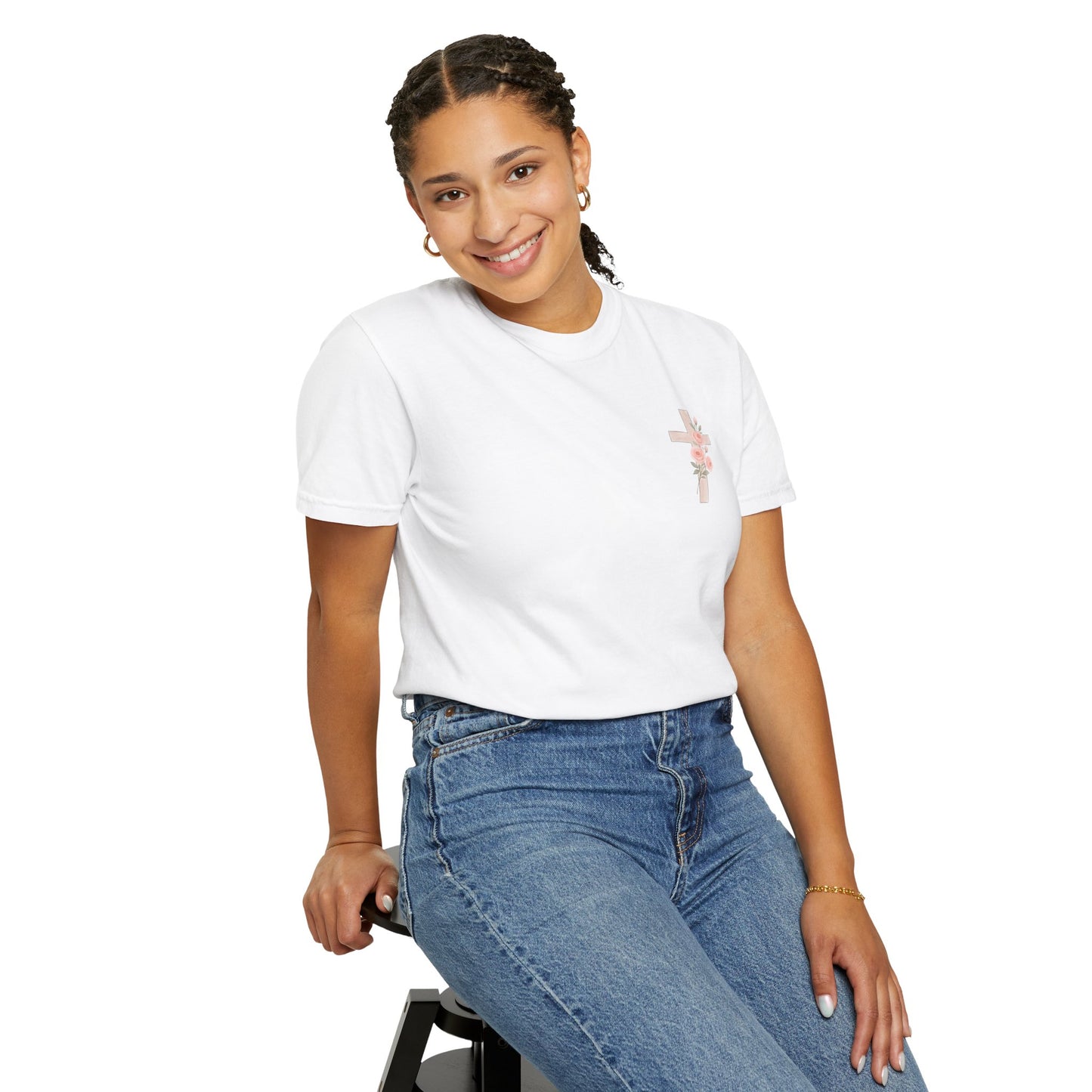 T-shirt unisexe teint en pièce avec croix florale | Tenue décontractée, tenue du quotidien, cadeau pour elle, haut d'été, vêtement spirituel