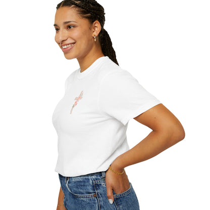 T-shirt unisexe teint en pièce avec croix florale | Tenue décontractée, tenue du quotidien, cadeau pour elle, haut d'été, vêtement spirituel