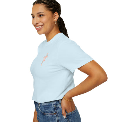 T-shirt unisexe teint en pièce avec croix florale | Tenue décontractée, tenue du quotidien, cadeau pour elle, haut d'été, vêtement spirituel