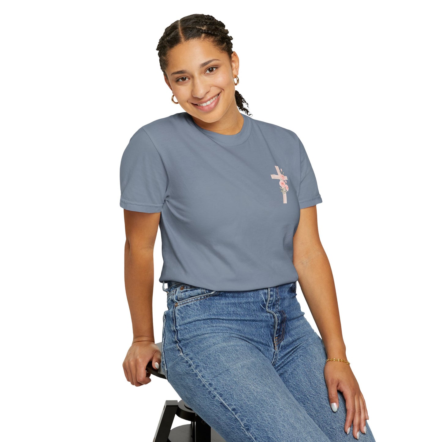 T-shirt unisexe teint en pièce avec croix florale | Tenue décontractée, tenue du quotidien, cadeau pour elle, haut d'été, vêtement spirituel