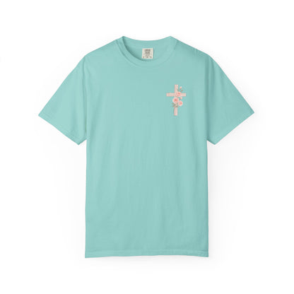 T-shirt unisexe teint en pièce avec croix florale | Tenue décontractée, tenue du quotidien, cadeau pour elle, haut d'été, vêtement spirituel