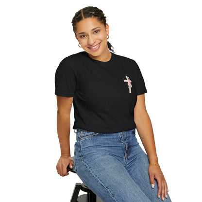 T-shirt unisexe teint en pièce avec croix florale | Tenue décontractée, tenue du quotidien, cadeau pour elle, haut d'été, vêtement spirituel
